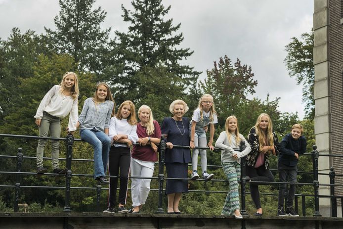 Van links naar rechts: Gravin Leonore, gravin Eloise, prinses Alexia, gravin Luana, prinses Beatrix, gravin Zaria, prinses Ariane, prinses Amalia en graaf Claus-Casimir.