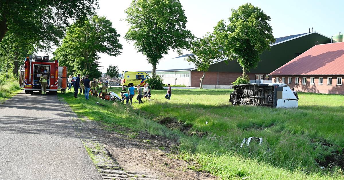 Ernstig ongeluk bij Vriezenveen: auto en bestelbus botsen tegen elkaar, drie personen gewond.
