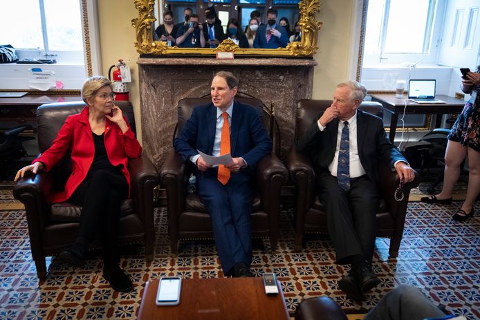 De senatoren Elizabeth Warren (links), Ron Wyden (midden) en Angus King dinsdag na de presentatie van de Democratische belastingplannen.