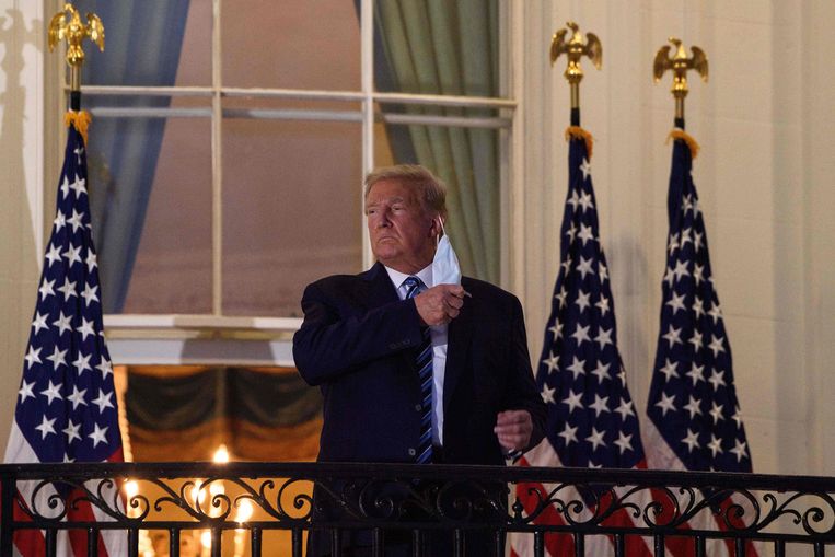 Trump in het Witte huis na zijn verblijf in het ziekenhuis Beeld AFP