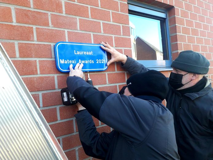 Medewerkers van de stad Herentals bevestigden dinsdagmiddag het bordje van Matexi Award