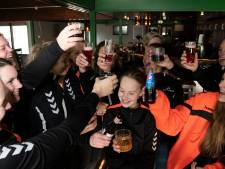 Na vier jaar weer een (rosé)biertje in De Hooiberg in Olst: ‘Hier hebben we voor gevochten’
