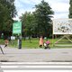 Met een gesloopt billboard uit kunstenaar Judy van Luyk kritiek op de afbraak van sociale huurwoningen