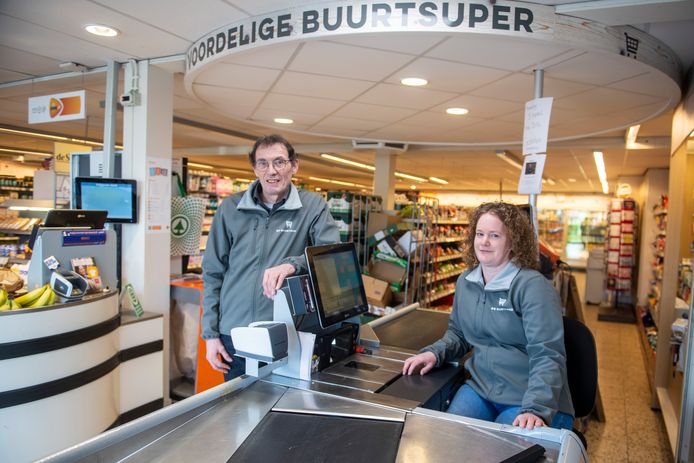 „Als je in een supermarkt werkt, moet je overal kunnen meedraaien”, geeft Jan Slettenhaar mee als wijze raad aan zijn opvolgster Linda Heethaar.