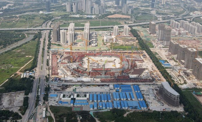 Het onafgewerkte Guangzhou Evergrande football stadium in Guangzhou.