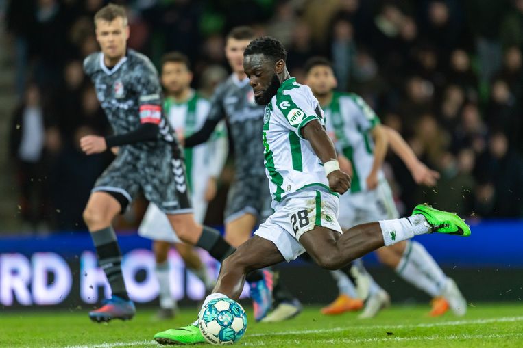 Elvis Manu schoot voor FC Groningen op de paal. Beeld Pro Shots / Ron Jonker