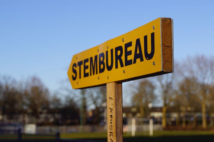Hilversumse kiezers die op het station wilden stemmen, moesten even geduld opbrengen.