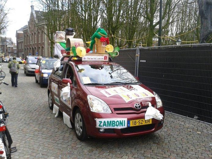 Versierde auto's tijdens de Hots-Knots-Rit in 2017.