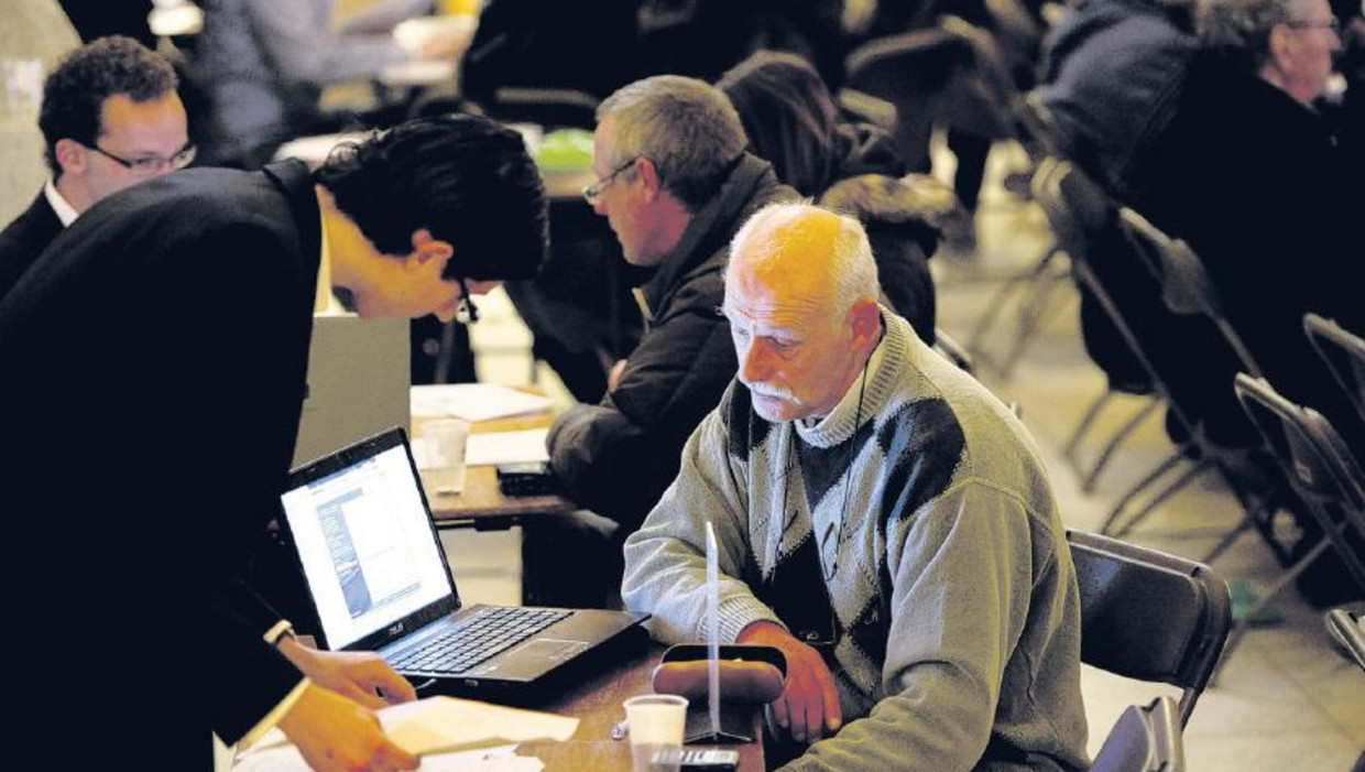 Studenten van de Erasmus Universiteit helpen ouderen bij het invullen van belastingformulieren. Beeld anp