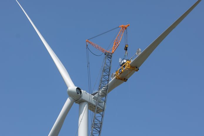 De bouw van een windmolen.