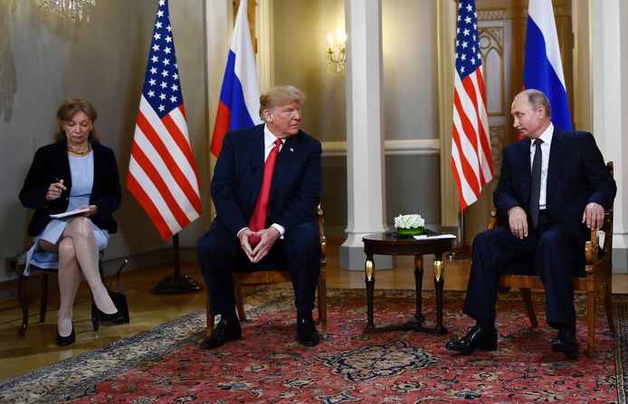 De Amerikaanse tolk Marina Gross (links) vertaalde voor Trump tijdens zijn privéontmoeting met de Russische president Poetin.