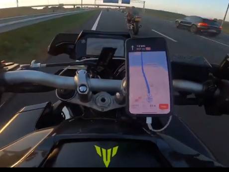 Motorrijders die met bloedgang over A16 scheurden mogen thuis strafzaak afwachten en voorlopig niet rijden