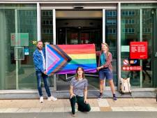 Gratis regenboogvlaggen uitgedeeld na brand in studentenflat in West