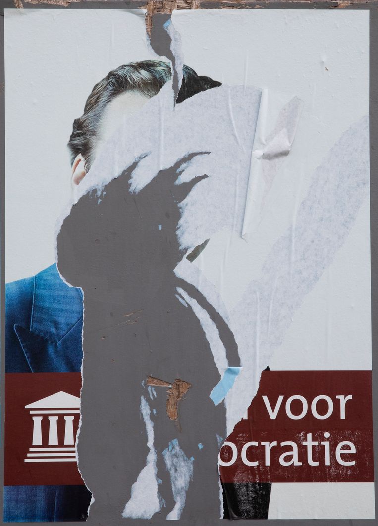 Een deels weg gescheurd verkiezingsaffiche van Forum voor Democratie op een verkiezingsbord in Zeeland. Beeld Hollandse Hoogte / Theo Audenaerd