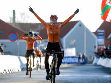 Inge van der Heijden uit Schaijk pakt wereldtitel veldrijden bij beloften, podium volledig oranje