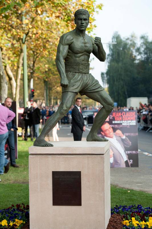 La statue de JeanClaude Van Damme bientôt démontée? People 7sur7.be