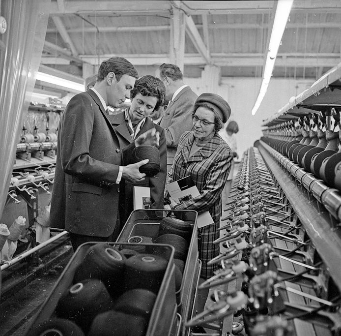 Beek en Donk, 23 september 1969. Bezoek aan textielfabriek.