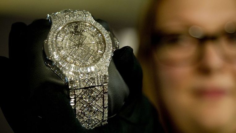 Tientallen Samenwerken met Gevestigde theorie Duurste horloge ooit gepresenteerd: klokje kost 3,8 miljoen euro | Trouw