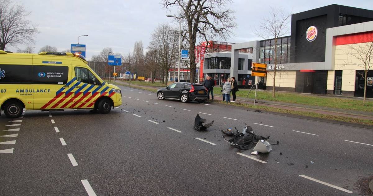Twee gewonden bij aanrijding in Zwolle, kind naar ziekenhuis.