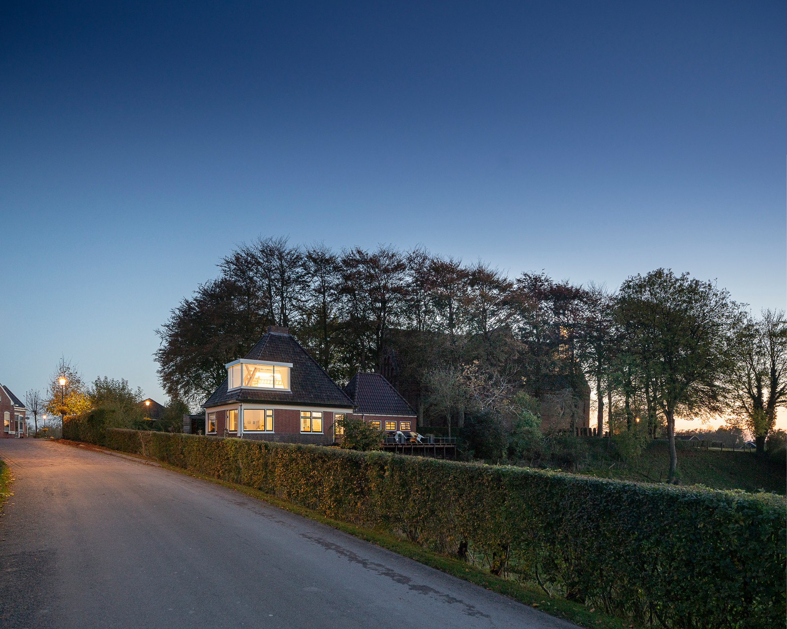  Het huis in Leermens staat nu op een tafelconstructie: diepe palen waarop een plaat is aangebracht. Beeld Harry Cock