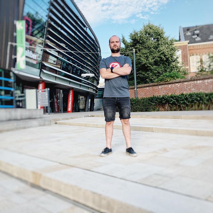 Daan Boer, eén van de 'bierjunks' op het Wilminkplein. Martin Duve staat ook paraat.