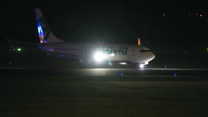Brandweer uit voorzorg naar Eindhoven Airport, toestel met barst in een ruit landt veilig