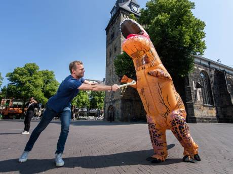 Het open WK T-rex-rennen in Enschede. Het wat? Gewoon: als dino verkleed met een bot onder je arm langs terrassen hollen...