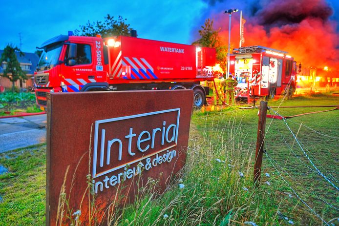 Grote brand in de loods van interieurbedrijf Interia in Bergeijk.