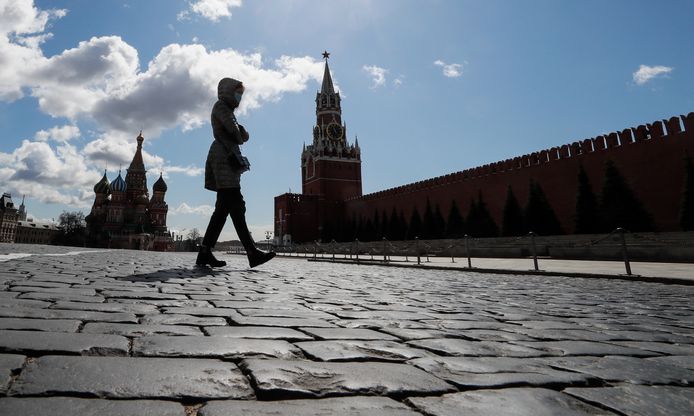 Une femme marche sur la place Rouge à Moscou, le 20 avril 2020.