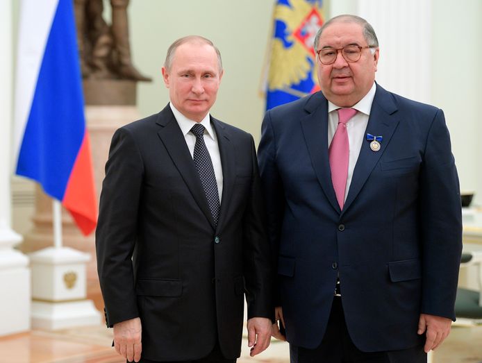 De Russische president Vladimir Poetin en zakenmagnaat Alisher Usmanov.