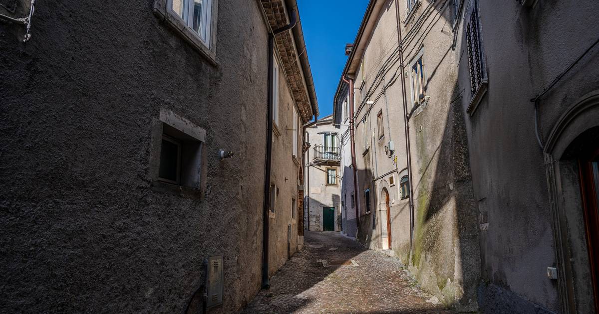 Тайна спущенных шин в итальянской горной деревне была раскрыта спустя несколько месяцев  странный
