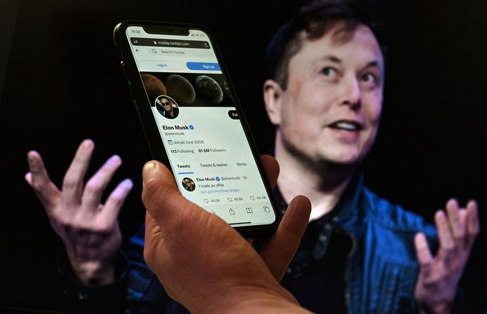Elon Musk, met op de voorgrond een telefoon met zijn Twitteraccount, met de tweet waarmee hij zijn bod op het sociale medium bekendmaakte.