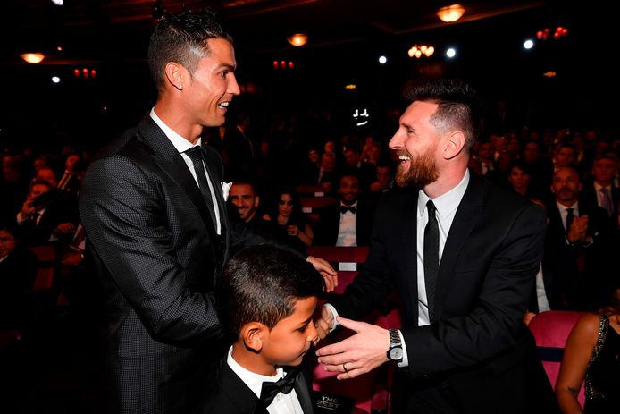 Lionel Messi woonde maandag het gala van Best FIFA Football Awards in Londen bij, waar Ronaldo met de hoogste eer ging lopen.