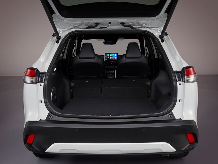 De laadruimte is doorsnee, wie echt wat te vervoeren heeft, moet de achterbank neerklappen (die niet heel vlak gaat). Of een stationcar kopen. Wel de luxe van een elektronisch bediende achterklep. Beeld 