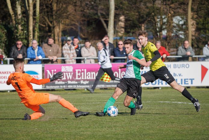 Jasper Gunter op weg naar een doelpunt voor WHS in de topper tegen Halsteren.