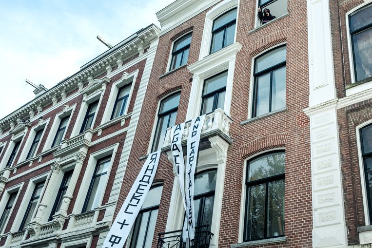 Het gekraakte pand aan de Vossiusstraat nummer 16. Beeld Jakob van Vliet