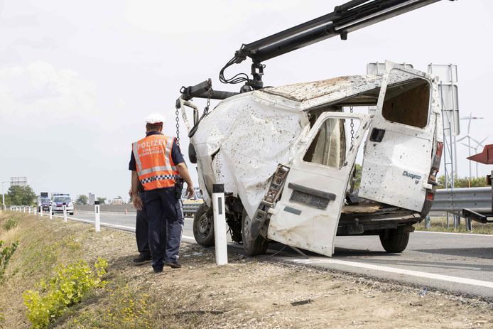 De bestelwagen, die de illegale migranten vervoerde, is helemaal verwoest. Bij het ongeval kwamen drie mensen om het leven.