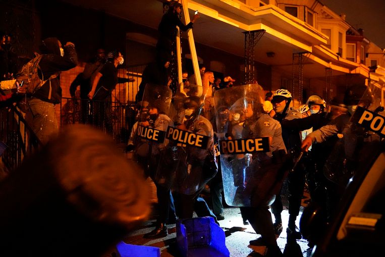 Politie en betogers raken slaags met elkaar in Philadelphia. Beeld AP