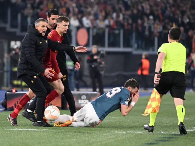 Vlam in de pan in Rome: assistent-trainer duwt Feyenoord-spits Giménez omver en krijgt rood 
