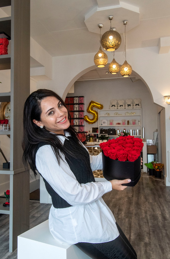 Bijzondere winkel opent in Enschede Alina verkoopt echte rozen die