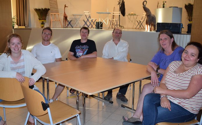 De Koninklijke toneelvereniging Lustig en Vrij uit Lot bouwt de gemeentelijke feestzaal in Beersel dit weekend even om tot een café voor een nieuwe productie.