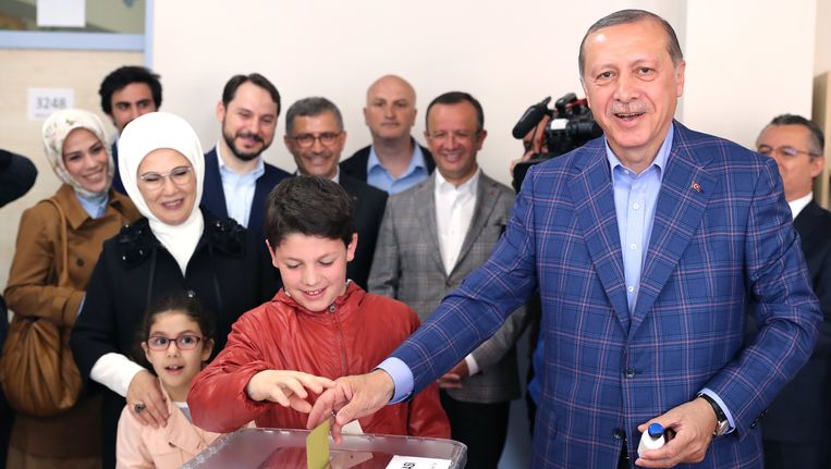 De Turkse president Erdogan met zijn vrouw en kleinkinderen. Beeld epa