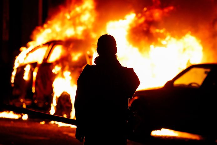 Vandalen staken voertuigen in brand in Brussel.