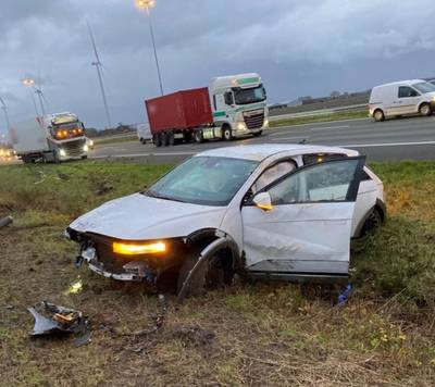 Auto vliegt over de kop en komt in de berm terecht op A16 net na knooppunt Zonzeel