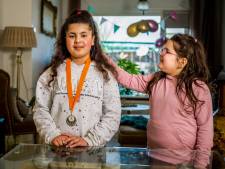 Topper! Eliahna (10) is mantelzorger voor haar autistische zusje: ‘Als zij huilt geef ik haar een knuffel’