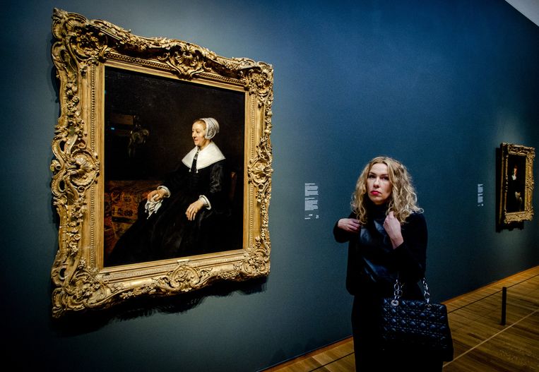 Belangstellenden bekijken het schilderij Portret van Catrina Hooghsaet in het Rijksmuseum tijdens de voorbezichtiging van de tentoonstelling Late Rembrandt. Beeld ANP
