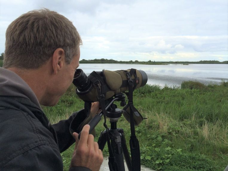 Vogelaar met telescoop. Beeld Saskia van Loenen.