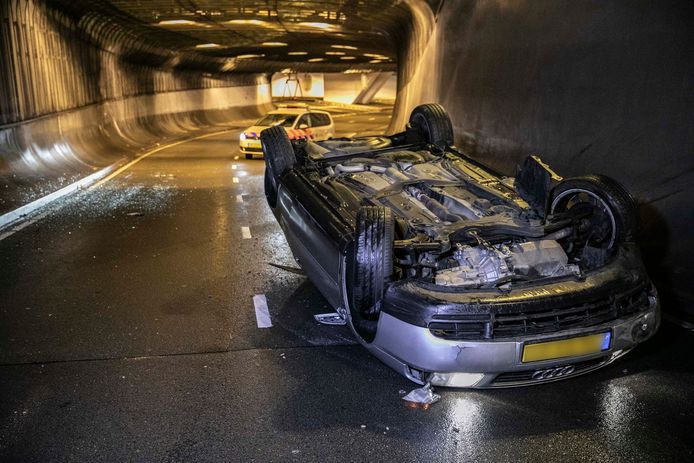 Een automobilist is in de nacht van zaterdag op zondag in de Willemstunnel in Arnhem uit de bocht gevlogen.