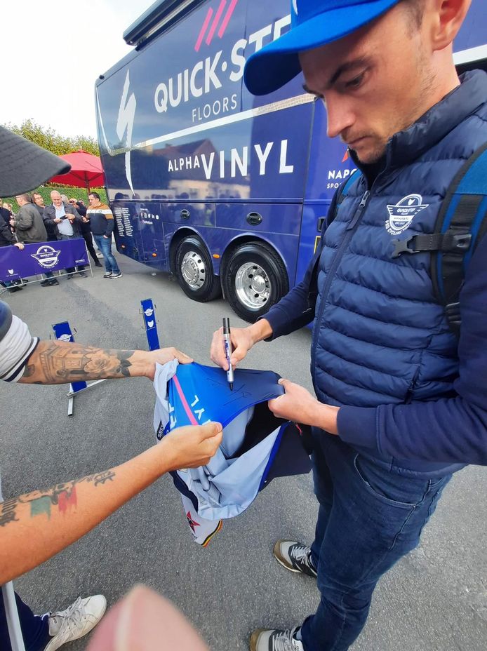 na het Herfstcriterium in Oostrozebeke gaf Yves Lampaert een koerstenue weg