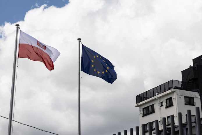 De Poolse en Europese vlaggen.